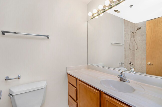 Building Photo - 1500 W Monroe St