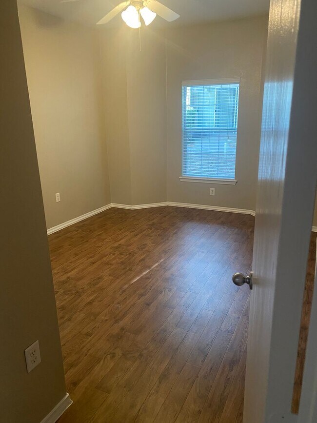 Building Photo - 1000 Diamond Dr