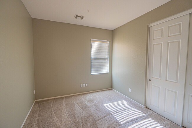 Building Photo - Move in READY! Perfect 3 bed/ 2 bath home ...