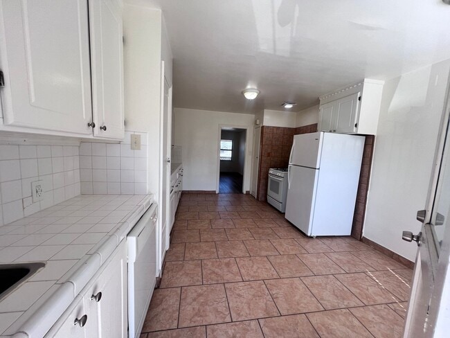 Building Photo - SPACIOUS 2 BEDROOM/1 BATH AVAILABLE IN HAYWARD CA !!!!