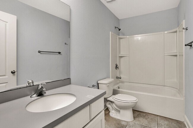 Building Photo - Beautiful 5/4 Home with Over 4k sqft, Fenced in Yard & 3 Car Garage! Pet friendly!