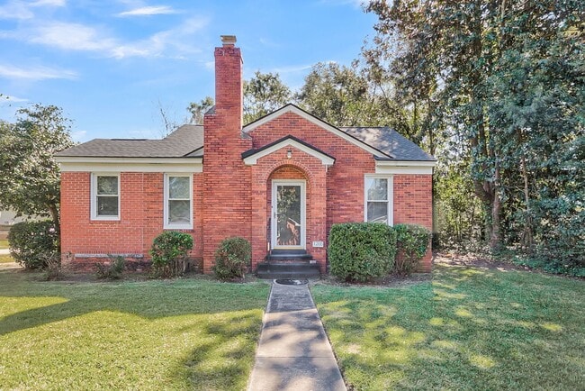 Primary Photo - 3 Bed 2 Bath Home Located in Highland Park...