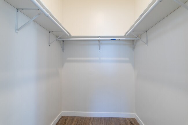 Building Photo - Charming Apartment with Urban Convenience