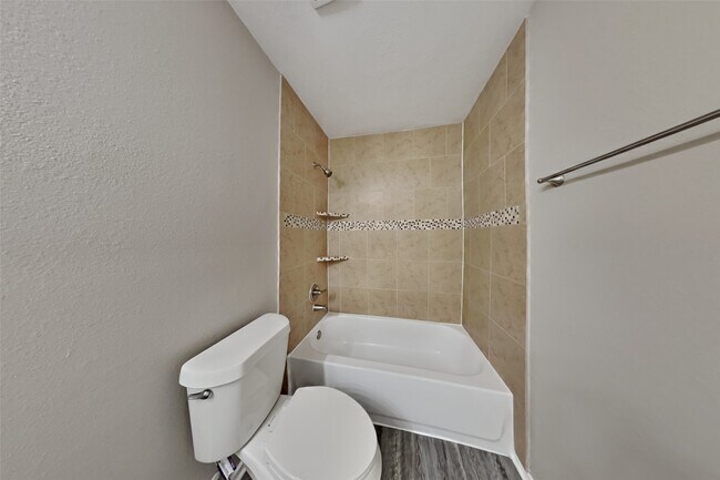 Building Photo - 17303 Davenway Dr