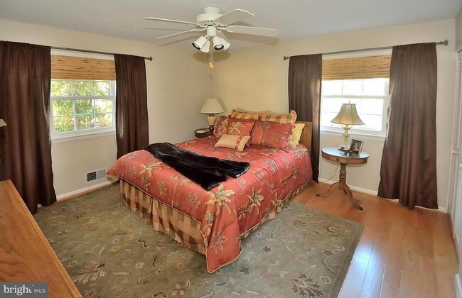 Building Photo - 610 John Marshall Dr NE