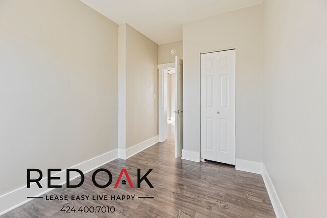 Building Photo - Charming Two Bedroom with Hardwood Style F...