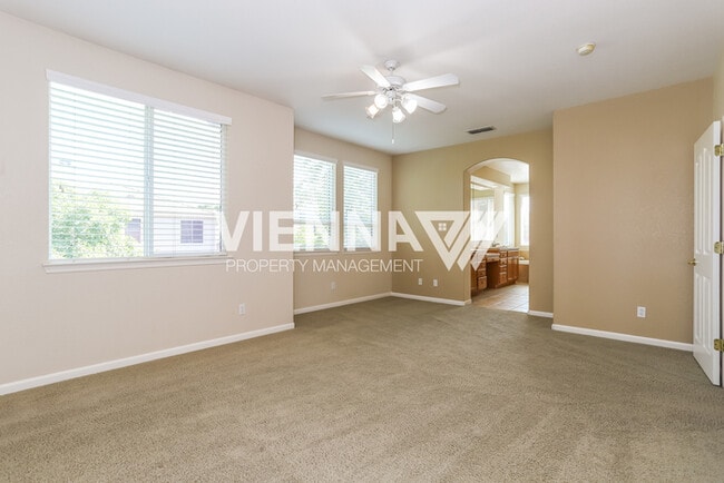 Building Photo - Beautiful 4 Bedroom Home in Great Location