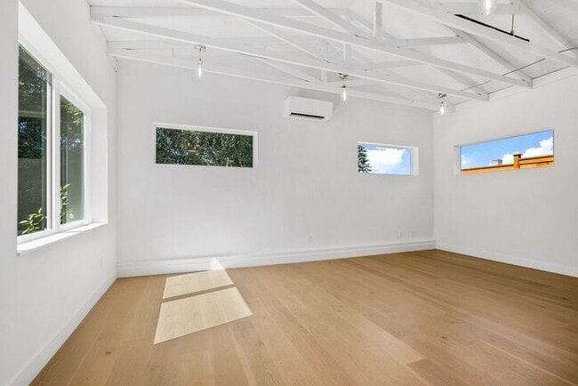Building Photo - Fresh AIR CONDITIONED Arbor Lane Beauty!