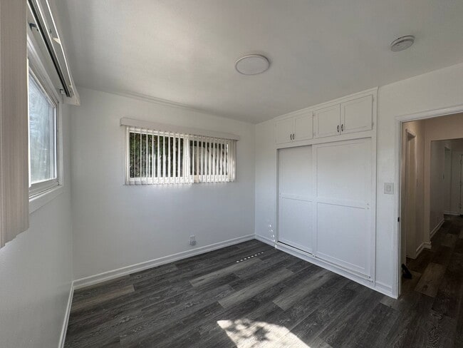 Building Photo - Charming 2bd 1ba