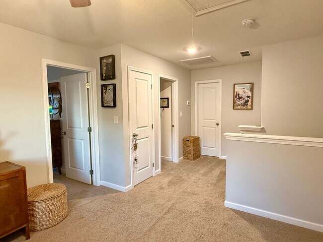 Building Photo - Beautiful 4 bedroom 2.5 bath home located in the Cliffs subdivision!