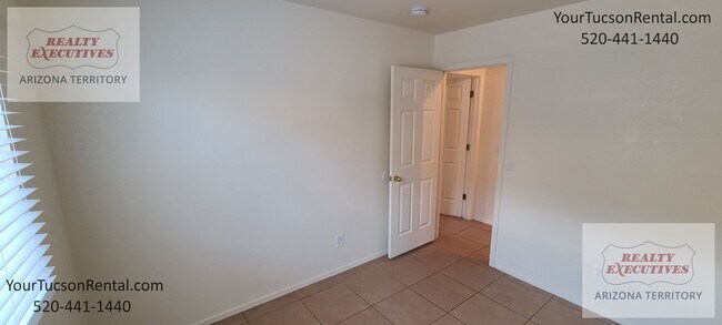Building Photo - Valencia Rd & Headley Rd 3/2 - All tile fl...