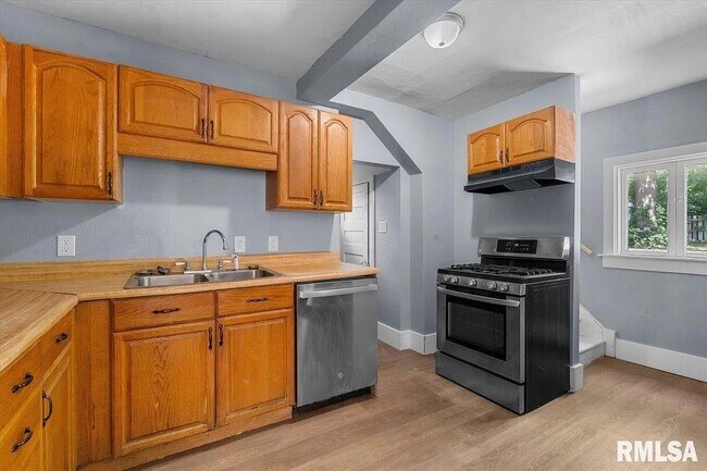 Building Photo - 1624 N 5th St