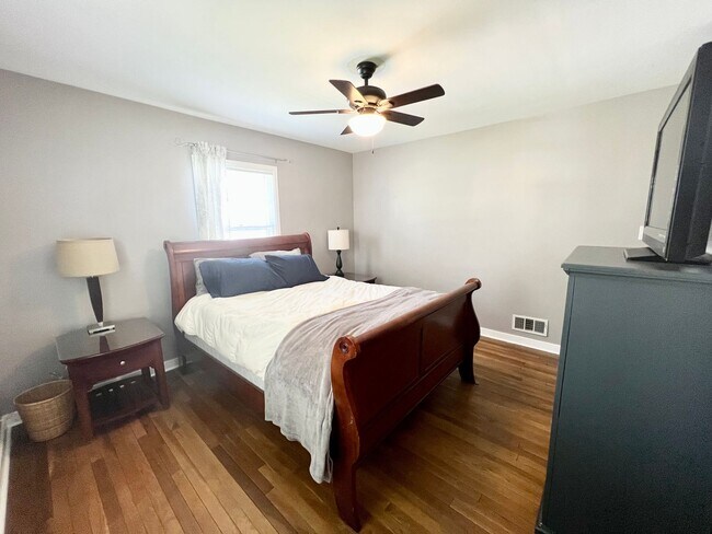 Building Photo - East Side 2 Bedroom, 1  Bath Beauty with Fenced Backyard & Hardwood Floors