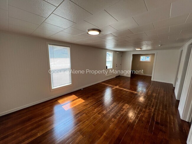 Building Photo - 2 bed, 1 bath in great Mid Town location!