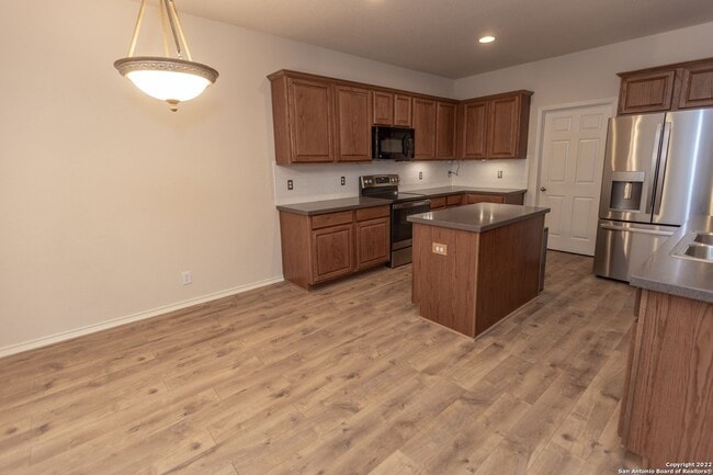 Building Photo - Stunning 5 bedroom 3 full bath home in the...