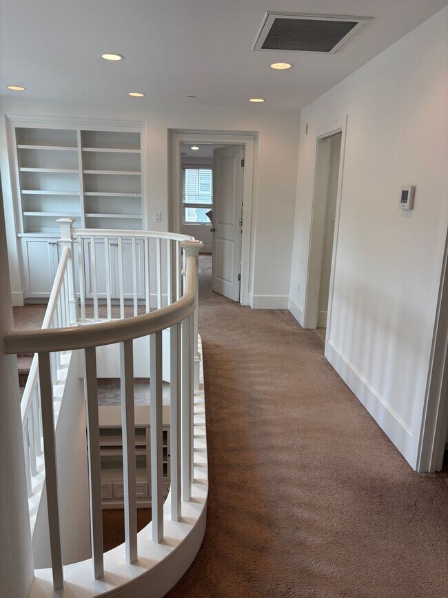 Building Photo - Pet Friendly 4 bed 3.5 bath home *AVAILABL...