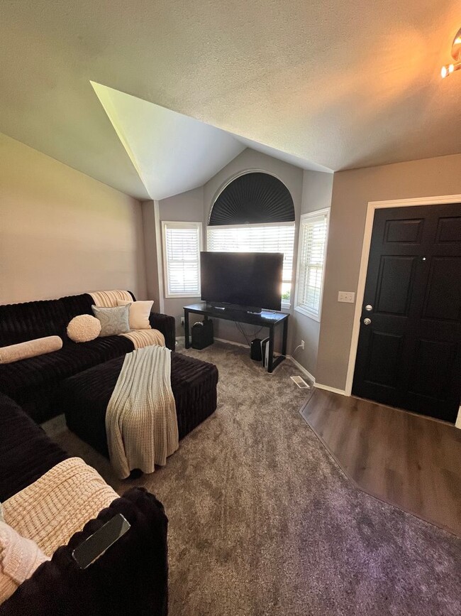 Building Photo - Newly Renovated 3 bed 2 bath home in the h...