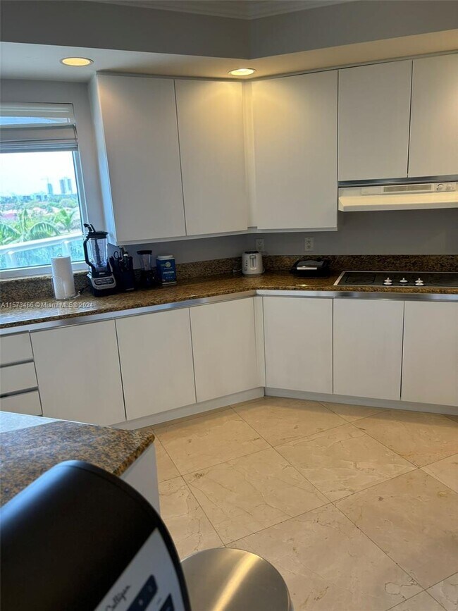 Building Photo - 21050 Point Pl