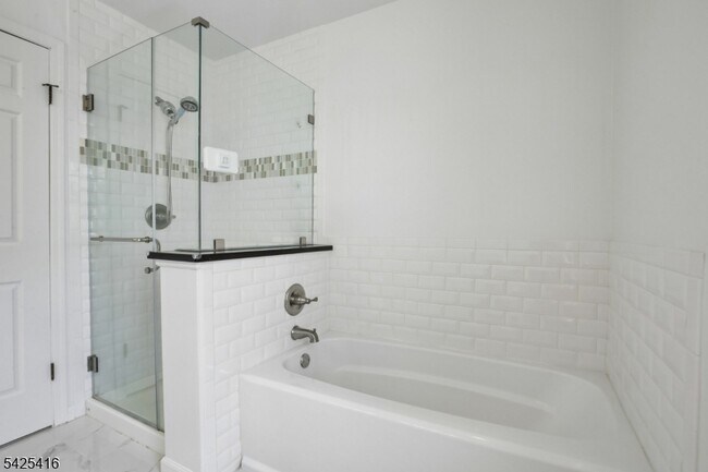 Building Photo - 14 Exeter Rd