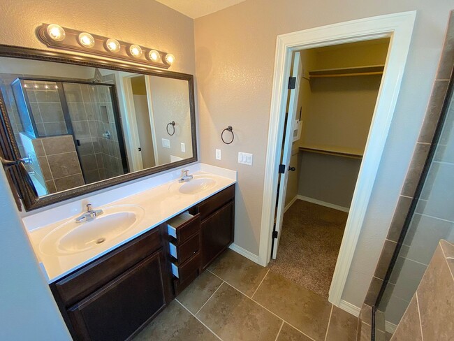 Building Photo - East El Paso LARGE 4 bed Refrig A/C!