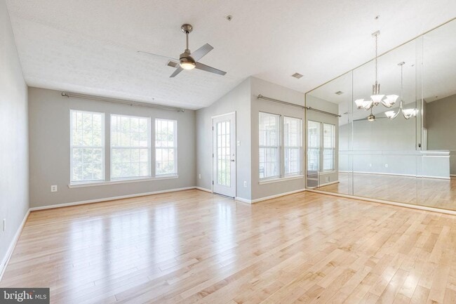 Building Photo - Gorgeous 2bd 2bth Penthouse Condo Completely Updated & Ready To Move In!