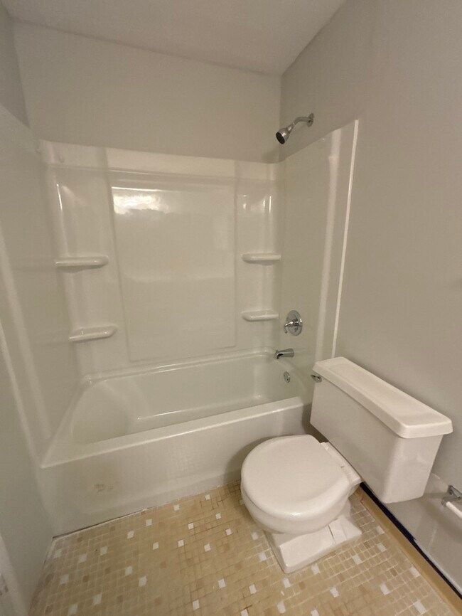Building Photo - 2 bed 1.5 bath condo