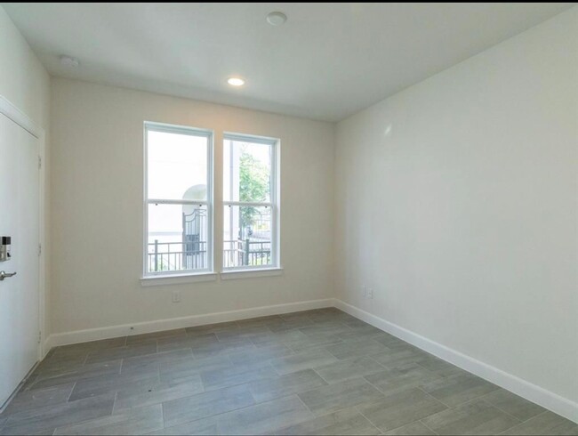 Building Photo - Charming Three Bedroom in Housotn!