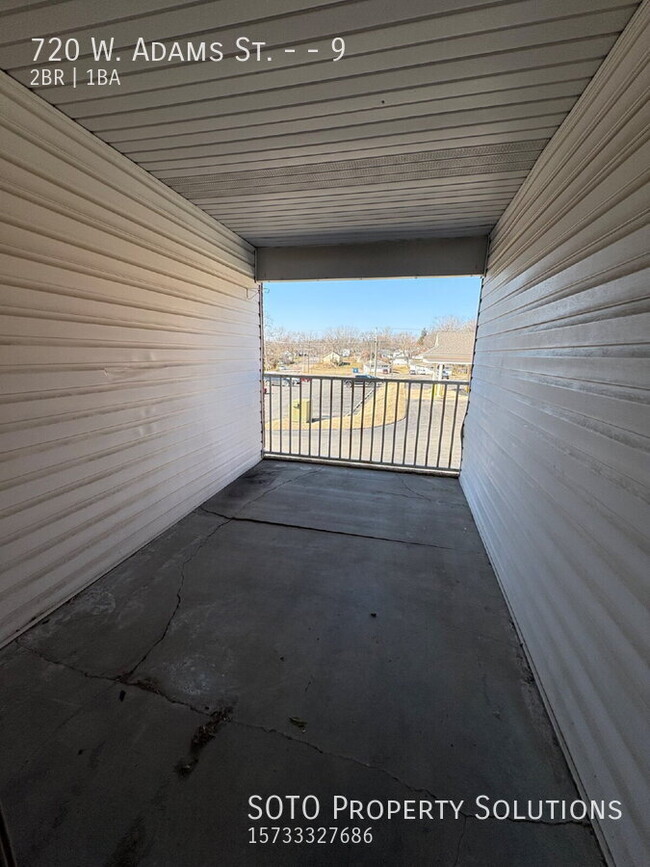 Building Photo - 720 W Adams St