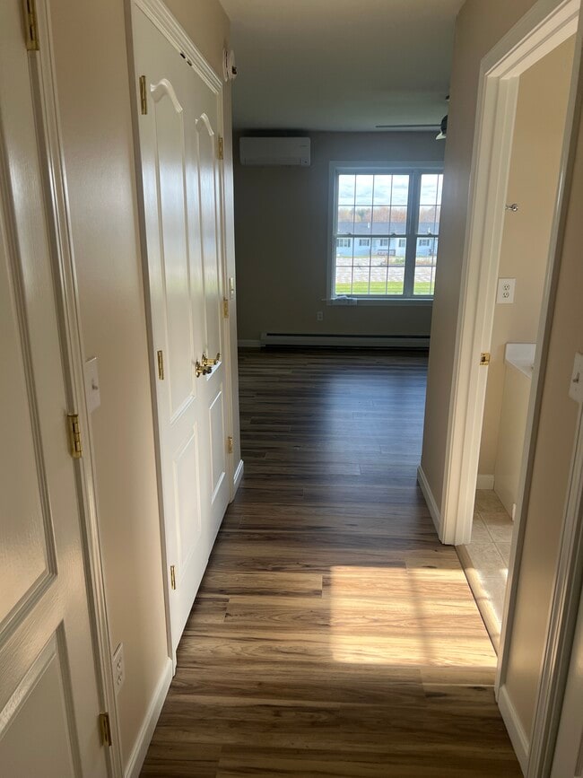 Building Photo - 10 Private Dr