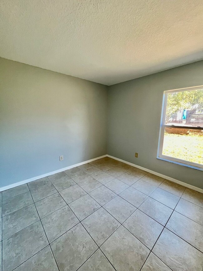 Building Photo - Conveniently Located 3BR/1BA Dade City Triplex NO APPLICATION FEE!