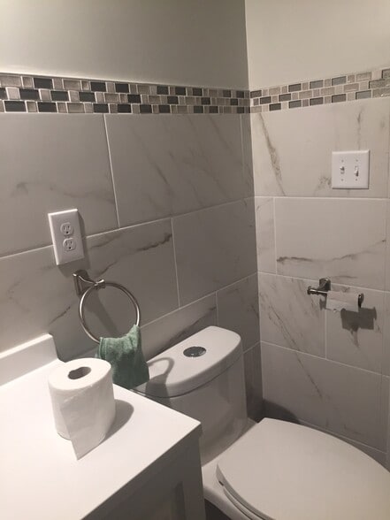 Upper level full bathroom with shower - 76 Eleanor St