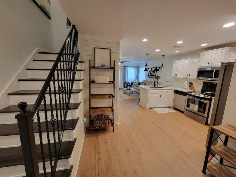 Building Photo - 188 Villa Pt