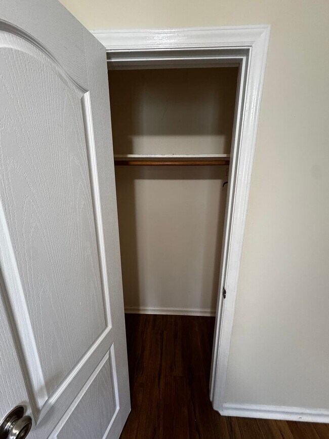 Building Photo - 2115 Cameo Dr