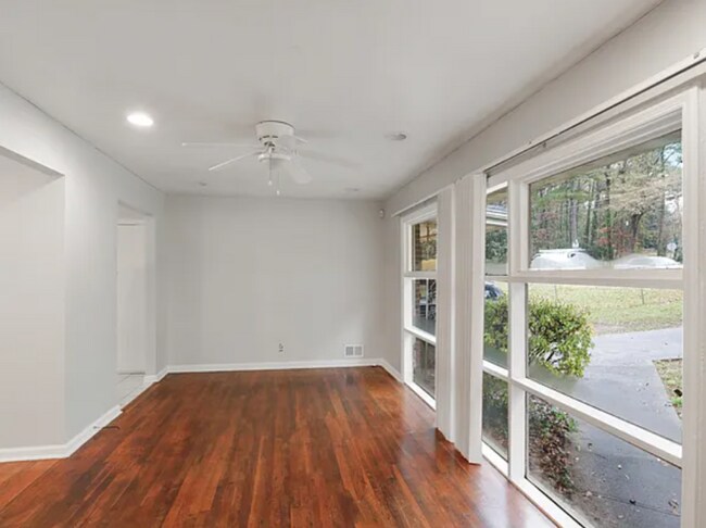 Building Photo - 3-bedroom, 1.5-bath in Decatur!