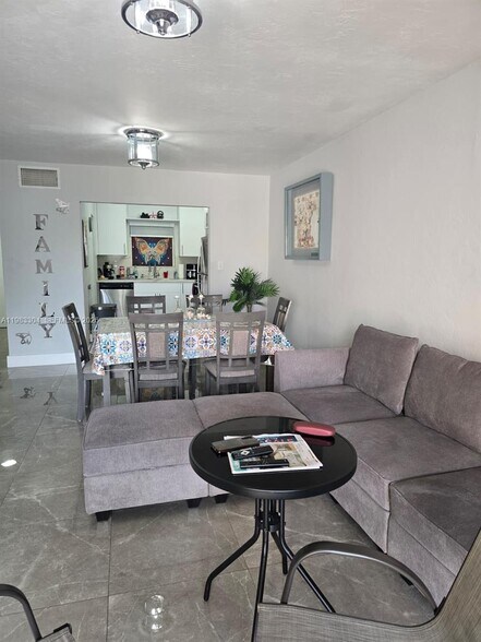 Building Photo - 13715 Kendale Lakes Cir