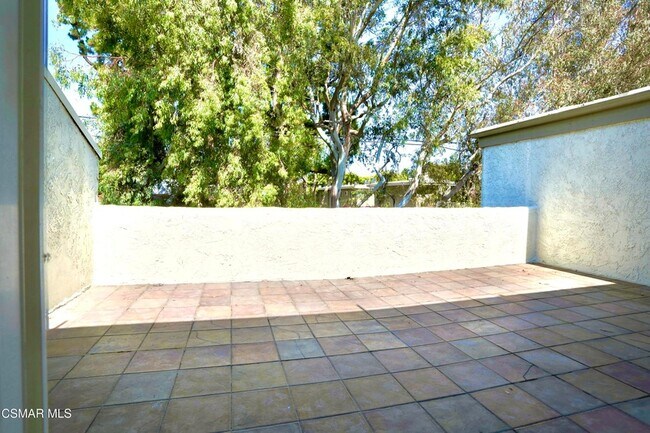 Building Photo - 11738 Moorpark St