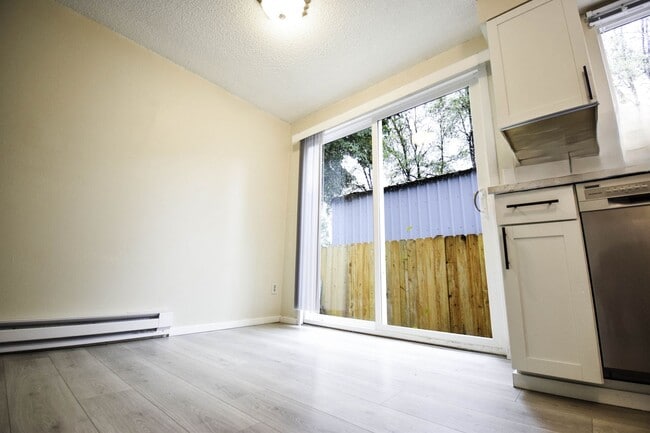 Building Photo - Newly Updated 2 BR Townhouse Apartment in SW Portland!
