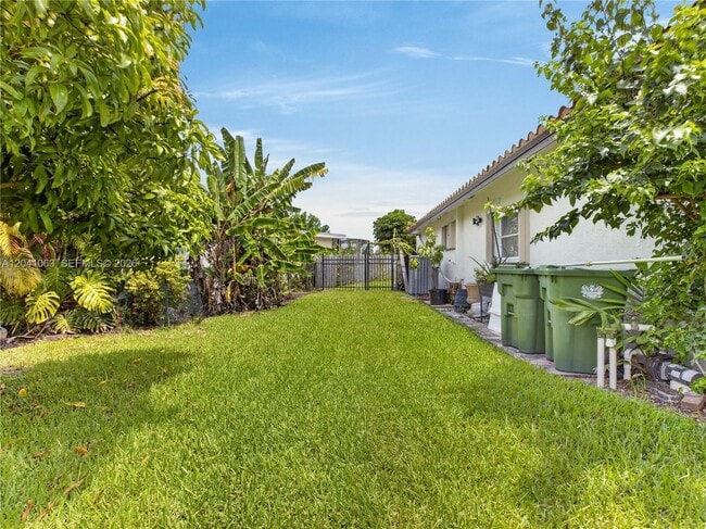 Building Photo - 16641 Royal Poinciana Dr