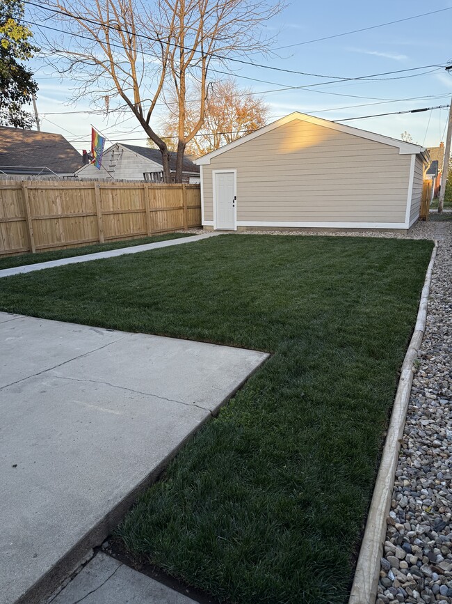 Back yard with 6ft privacy fence - 1331 N Grant Ave