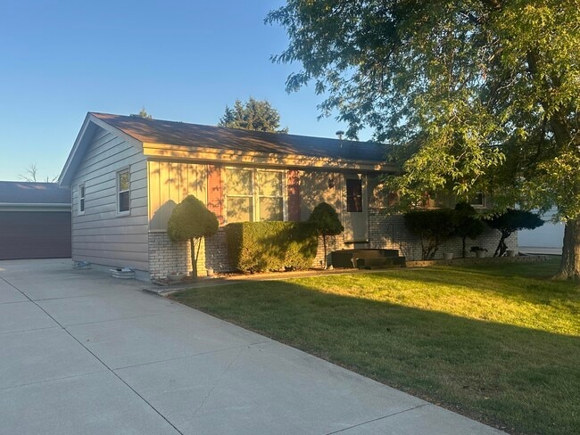 Primary Photo - 3349 Stratford Ave