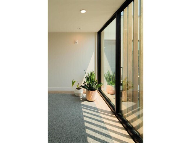 Building Photo - 222 West Dr