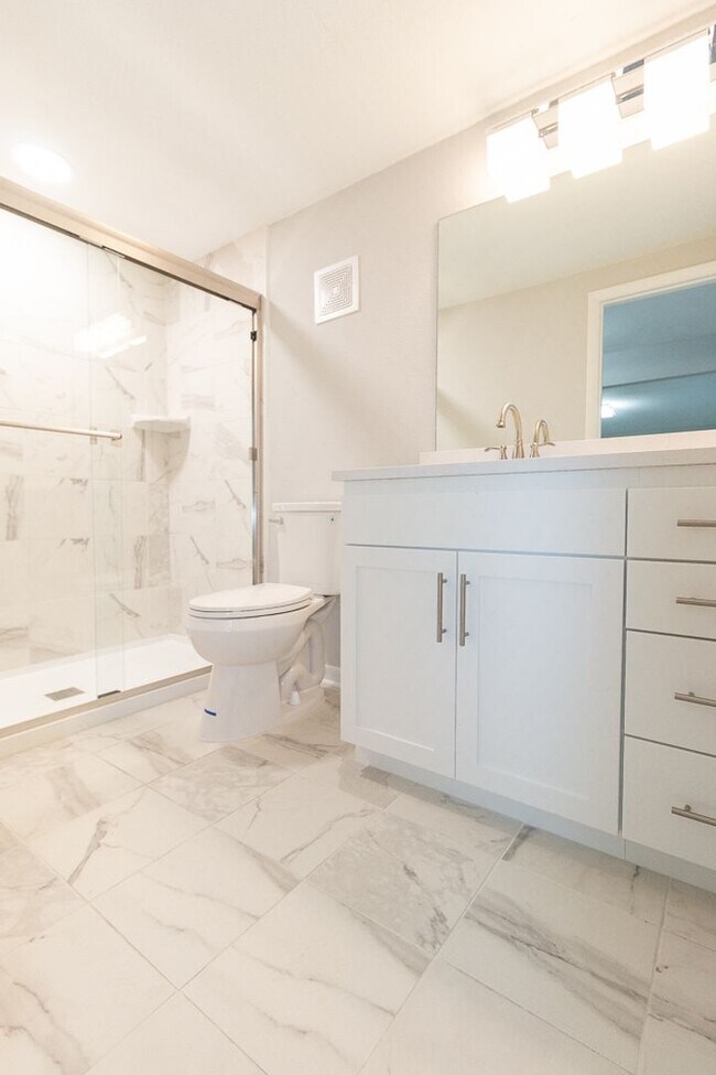 Building Photo - Gorgeous fully updated 3 bed 3 bath near KU Campus!