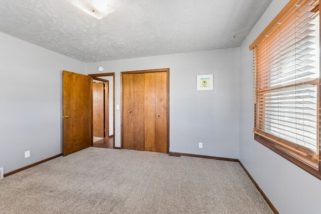 Building Photo - Sun Room!