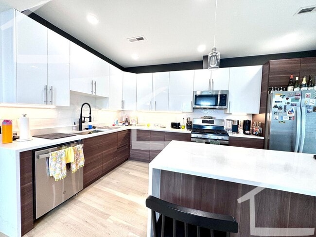 Building Photo - BEAUTIFUL BRAND NEW 4 BED 2 BATH IN BROOKLINE!!!!!