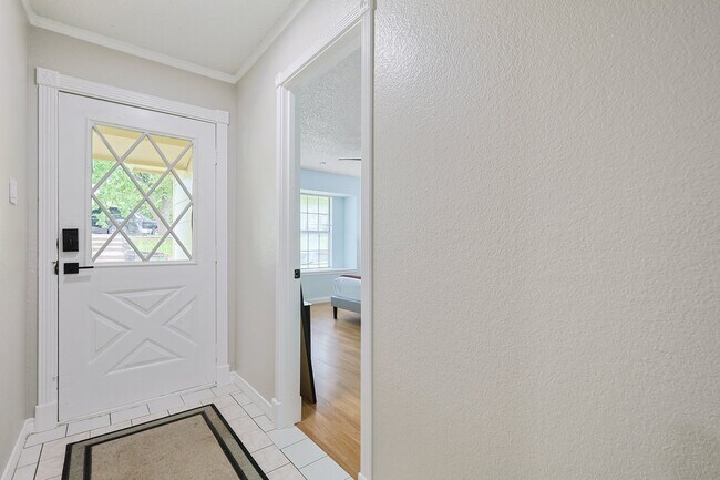 Building Photo - 2502 High Hollow Dr