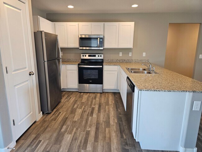 Building Photo - SHORT TERM /FREE RENT CALL FOR DETAILS