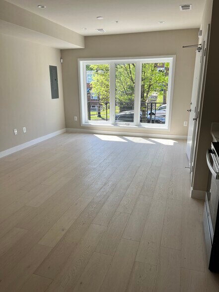 Building Photo - 4002 D St SE