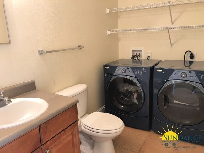 Building Photo - Great 2 Bedroom Townhouse in Crestview