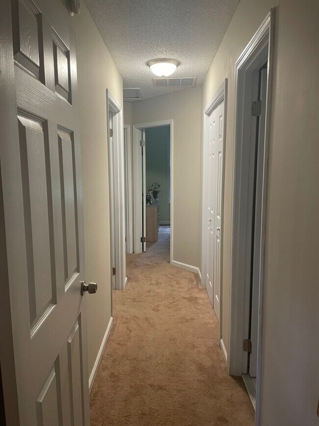 Building Photo - 1543 Hillhaven Dr