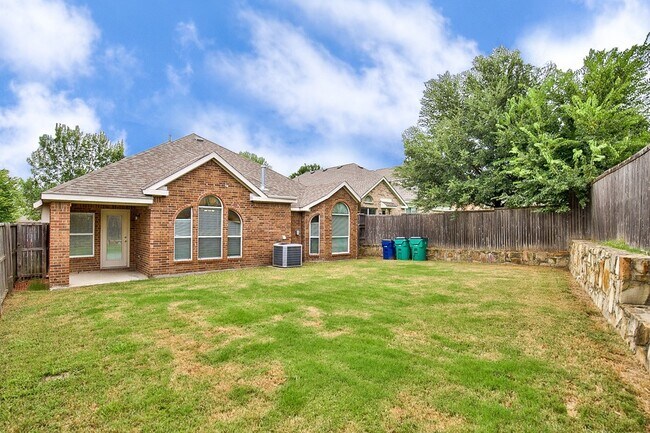 Building Photo - 2605 Monroe Dr